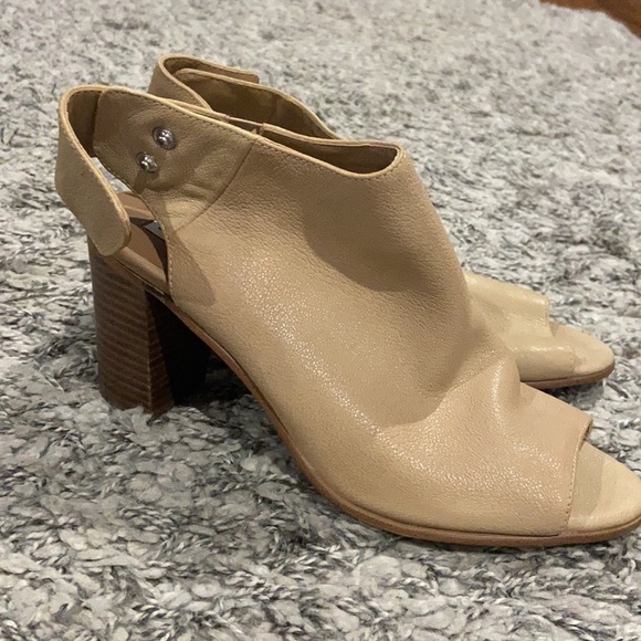 COPY - Steve Madden Snap Closure Peep Toe heel - Picture 3 of 5